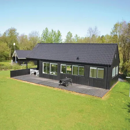 Three-bedroom Holiday In Oksbøl